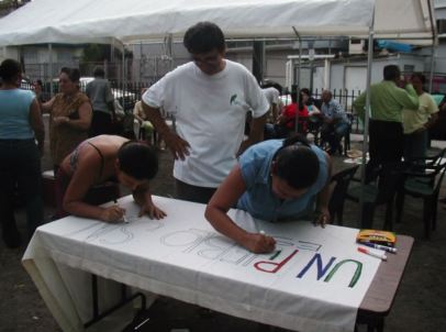 activists making signs santurce